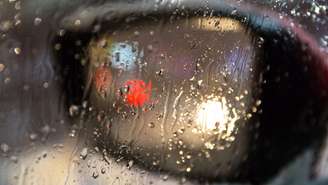 Com o frio, fica difícil desembaçar o vidro do carro usando o ar