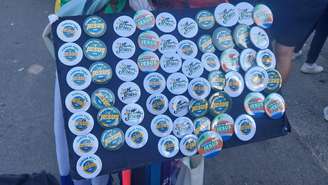 Bottons são vendidos na Marcha para Jesus
