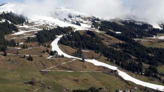 Uma camada de neve em uma pista de esqui em Saalbach, Áustria, domingo, 17 de março de 2024. A agência meteorológica da ONU está emitindo “um alerta vermelho” sobre o aquecimento global no ano passado e no futuro, citando em um novo relatório estatísticas recordes sobre gases de efeito estufa, temperaturas da terra e dos oceanos, derretimento de geleiras e gelo marinho.