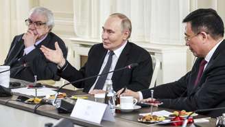 O presidente Vladimir Putin em encontro com a imprensa internacional no Fórum Econômico de São Petesburgo, em 19 de junho de 2025.