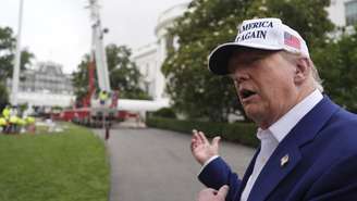 O presidente Donald Trump fala enquanto um mastro é instalado no gramado da Casa Branca, quarta-feira, 18 de junho de 2025, em Washington.