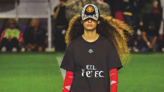Maxidetalhes nos looks trazem uma imagem de moda, e coleção faz ode ao mundo do futebol