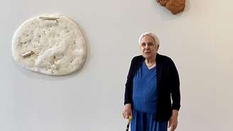 A artista ítalo-brasileira, nascida em 1942, será homenageada com sua primeira exposição individual na França, intitulada "Je suis là/Estou aqui". Em Paris, 13 de junho de 2025.