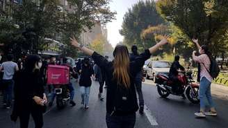 Manifestantes bloqueiam uma estrada durante protesto pela morte de uma jovem iraniana