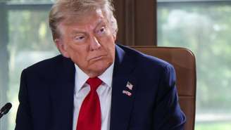 O presidente dos EUA, Donald Trump, participa de uma sessão de trabalho durante a Cúpula do G7, em Alberta, Canadá, em 16 de junho de 2025.