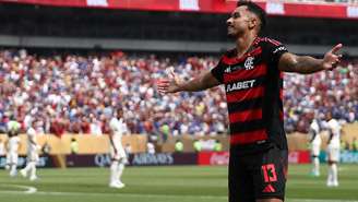 O zagueiro brasileiro Danilo, do Flamengo, gesticula durante a partida de futebol do Grupo D da Copa do Mundo de Clubes da FIFA 2025 entre o CR Flamengo, do Brasil, e o Chelsea, da Inglaterra, no estádio Lincoln Financial Field, na Filadélfia, em 20 de junho de 2025.