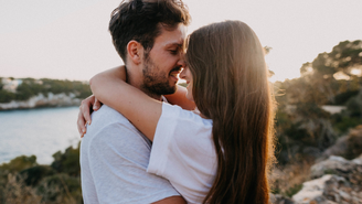 Uma pesquisa mostrou que os homens sentem antes, mas o público feminino tende a amar e pensar mais no interesse amoroso