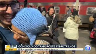 O carinho de dona Beth com o repórter Hermínio Bernardo: momento inusitado no 'BDSP'