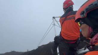 Corpo de Juliana Marins foi içado por equipes de resgate