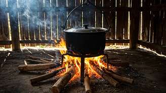 Falta de acesso a fontes mais limpas de energia ainda obrigam centenas de milhares de brasileiros a cozinharem com lenha, em fogões improvisados. A queima da madeira em ambientes internos gera poluentes com partículas invisíveis e sem odor, que passam despercebidas pelas famílias mesmo em níveis críticos, e estão associadas a doenças respiratórias, cardiovasculares e até câncer.