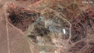 Imagem de satélite da instalação de enriquecimento de combustível de Fordo, no Irã, após os ataques aéreos de 23 de junho