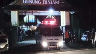 Nesta imagem feita a partir de um vídeo da AP, uma ambulância levando o corpo de Juliana Marins, saindo do Parque Nacional do Monte Rinjani na ilha de Lombok, Indonésia, na quarta-feira, 25 de junho de 2025.