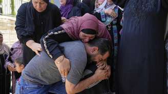 Palestinos lamentam a morte de Ammar Hamayel, de 13 anos, morto por um tiro do exército israelense em 24 de junho de 2025 em Kafr Malik.