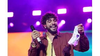 Cantor Nattanzinho durante apresentação no São João de Campina Grande, na Paraíba