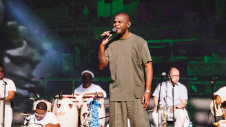 Pretinho da Serrinha convidou Leci Brandão e Criolo ao palco