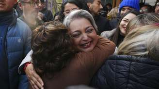 Jeannette Jara, do Partido Comunista, abraça apoiadores antes de votar nas primárias da coalizão Unidos pelo Chile para escolher o candidato do partido governista para a eleição presidencial.
