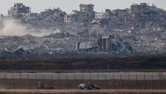 Veículos militares israelenses se movem perto da fronteira entre Israel e Gaza