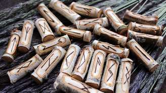 Em tempos de mudanças astrais e conexões mais profundas, as runas e o amor revelam um aspecto oculto do coração