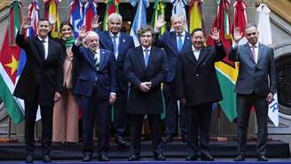 O presidente argentino, Javier Milei, no centro da imagem, não poupou críticas ao Mercosul durante a reunião de cúpula do bloco realizada em Buenos Aires, dia 3 de julho de 2025.