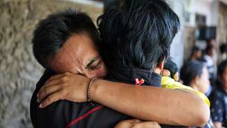 Kholil, 26, um sobrevivente do naufrágio, se emociona ao encontrar um parente no porto de Gilimanuk, em Bali, Indonésia, em 3 de julho de 2025.