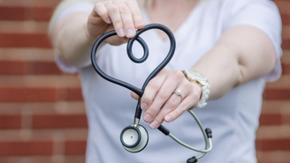 Enquanto caminhava com a filha, a enfermeira se deparou com um corredor que havia desmaiado e sofrido uma parada cardíaca