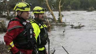 Bombeiros do condado de Kerr trabalham na busca e resgate das vítimas da enchente do rio Guadalupe, no Texas.