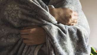 Entenda qual aquece mais: cobertor ou edredom, e veja dicas para deixar a cama mais quente