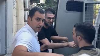 O pesquisador e pacifista Bahruz Samadov, de camisa preta, ao centro, é levado pela forças policiais no Azerbaijão.