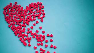 Veja quais signos têm mais tendência ao love bombing e descubra quem exagera nas promessas de amor logo no começo do relacionamento.