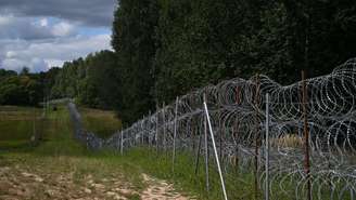 Cerca de arame farpado ao longo da fronteira polaco-lituana com o enclave russo da região de Kaliningrado, no nordeste da Polônia.