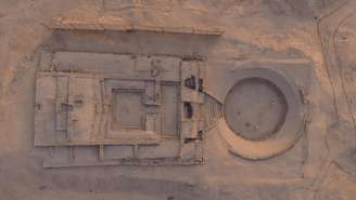 Vista aérea da zona arqueológica, no norte do Peru, onde arqueólogos revelaram Peñico, a cidade de 3.500 anos. Foto divulgada em 3 de julho de 2025.
