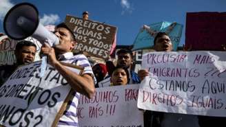 Imigrantes de várias origens participam de protesto em frente à Assembleia Legislativa, em Lisboa, para defender o direito de estrangeiros serem tratados com dignidade e igualdade perante as leis portuguesas. 25 de outubro de 2024