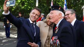 Emmanuel Macron faz uma selfie com sua esposa Brigitte Macron, o primeiro-ministro britânico Keir Starmer e o veterano de guerra Eugeniusz Nid antes do debate sobre questões migratórias.