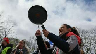 Funcionários da Tefal protestam com panelas contra o projeto de lei para limitar a produção de Pfas, conhecidos como "poluentes eternos". (03/07/2024)