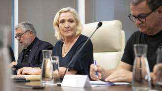 A deputada Marine Le Pen, ex-presidente do partido Reunião Nacional, durante visita a Nouméa, capital da Nova Caledônia. 25 de maio de 2025