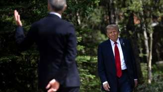 Donald Trump é recebido pelo primeiro-ministro canadense Mark Carney em sua chegada à cúpula do G7 em Kananaskis, Alberta, Canadá, em 16 de junho de 2025.