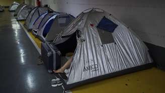 Nesta foto de 23 de junho, moradores de Tel Aviv se protegem de um ataque do Irã num estacionamento subterrâneo usado como abrigo antimísseis.