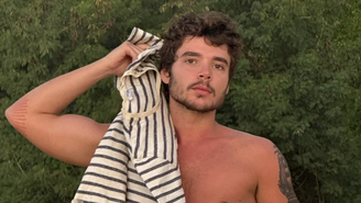 João Lucas mostra o bumbum por acidente