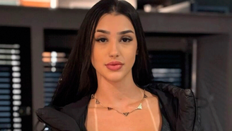 Bia Miranda tatua o rosto e a mão