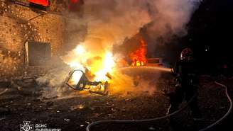 Um bombeiro trabalha no local de um ataque de drone russo, em Lviv, Ucrânia, em 12 de julho de 2025. Serviço de imprensa do Serviço Estatal de Emergência da Ucrânia na região de Lviv.