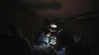 Um paciente é operado no Hospital Al Shifa com apenas uma lanterna, na cidade de Gaza, em 4 de julho de 2025.