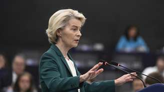 A presidente da Comissão Europeia, Ursula von der Leyen, disse que o bloco está preparando para medidas de retaliação contra os Estados Unidos, mas preferiu adiar uma reação imediata às tarifas anunciadas por Donald Trump (imagem de arquivo de 8 de julho de 2025.