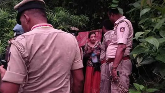 Russa é encontrada vivendo há sete anos em caverna remota na Índia com as duas filhas