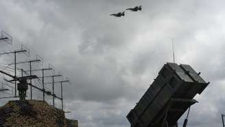 Caças F-16 da Força Aérea Ucraniana sobrevoam um Sistema de Defesa Aérea e Antimísseis Patriot em um local não revelado na Ucrânia, no domingo, 4 de agosto de 2024.