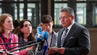 O Comissário Europeu para o Comércio, Maros Sefcovic, fala com a imprensa apos reunião de ministros realizada em Bruxelas para preparar resposta do bloco às tarifas anunciadas por Donald Trump (14 de julho de 2025).