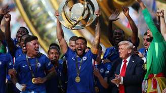 O jogador e capitão do Chelsea, Reece James, levanta o troféu para comemorar com seus companheiros de equipe na presença do presidente dos EUA, Donald Trump.