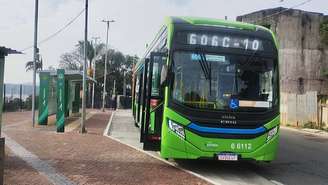 Ponto da linha 606C/10 Cantinho do Céu – Circular, na zona sul de São Paulo, ao lado da represa Billings e do Aquático-SP.