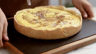 Essa quiche de queijo e cebola vai te deixar com água na boca.
