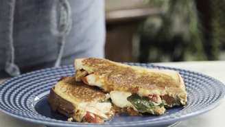 Prepare um café da manhã super completo e delicioso com essa receita de misto quente napolitano.