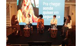 Da esquerda para a direita: Rayane Lima, gerente de Políticas de Segurança na 99; Elaine Carvalho, motorista parceira; Luciana Pioto, jornalista, atriz e coordenadora audiovisual no portal Terra; Maíra Liguori, diretora na consultoria Think Eva e na ONG Think Olga e Giselle Marinho, diretora de Impacto Social do Observatório Nacional de Segurança Viária (ONSV)